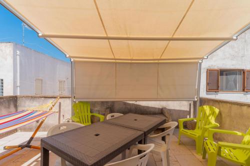 dimora giudecca - 19 grande terrazza con amaca e tavolini con tenda solare