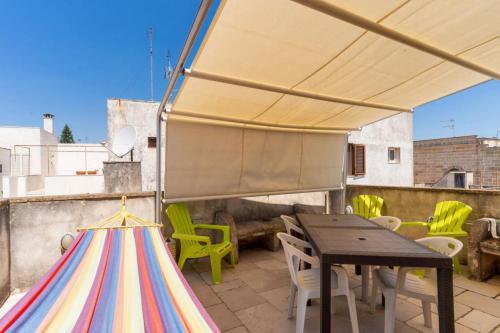 dimora giudecca - 20 grande terrazza con amaca e tavolini con tenda solare2