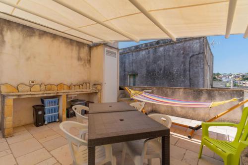 dimora giudecca - 21 grande terrazza con amaca tavolini lavandino